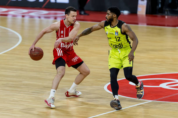 但在战术严 但在战术严